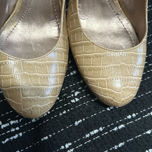 BCBGeneration yellow tan snake skin platform pump round toe - Picture 6 of 9